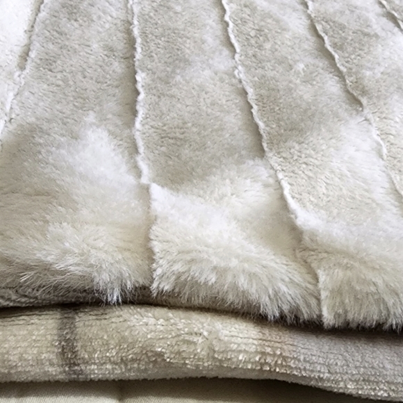 INDIGO Plush White Reversible New Blanket/Throw - Picture 1 of 8